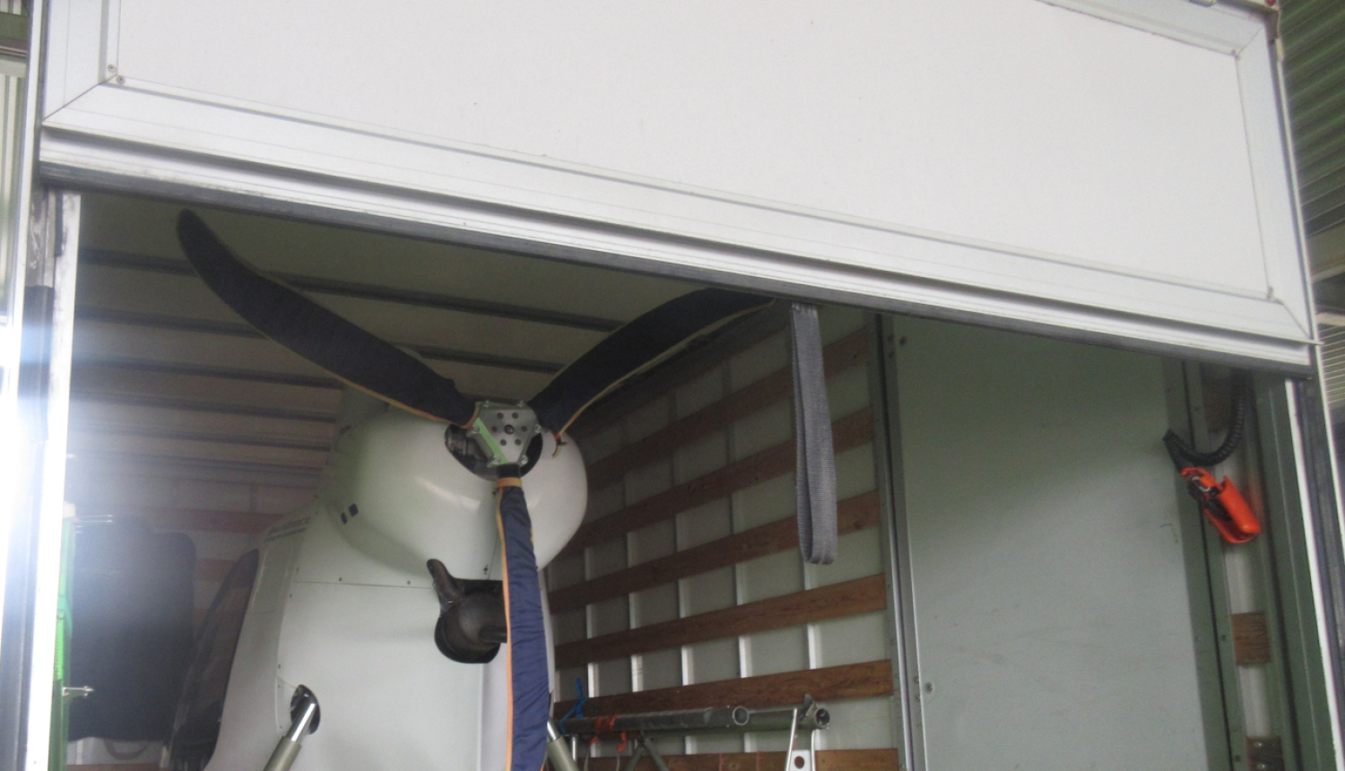 Muitnieki transportlīdzekļa kravas nodalījumā atrod lidaparātu, kuram nav pieteikta muitas procedūra.