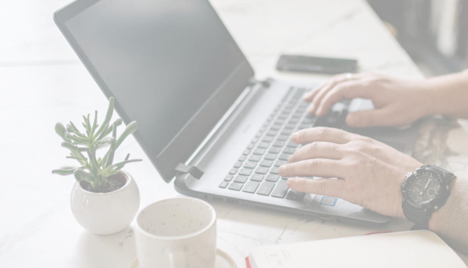 Uz galda atvērts portatīvais dators, 