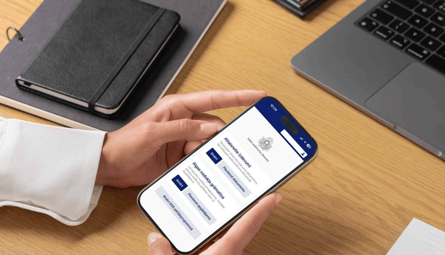 Rokā telefons, atvērta VID mobilā aplikācija