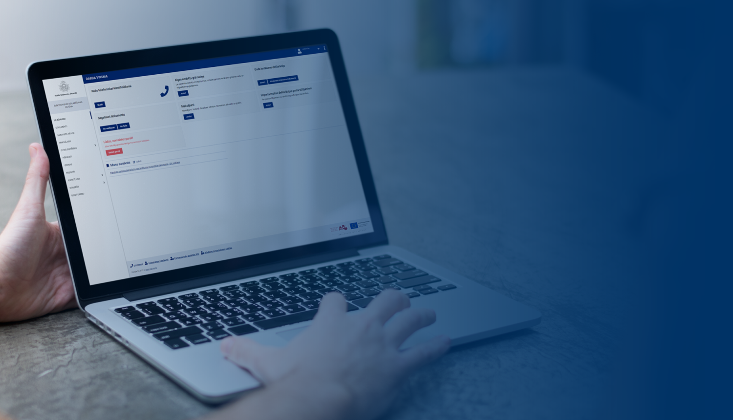 Portatīvajā datorā atvērta EDS sākumlapa, zils fons
