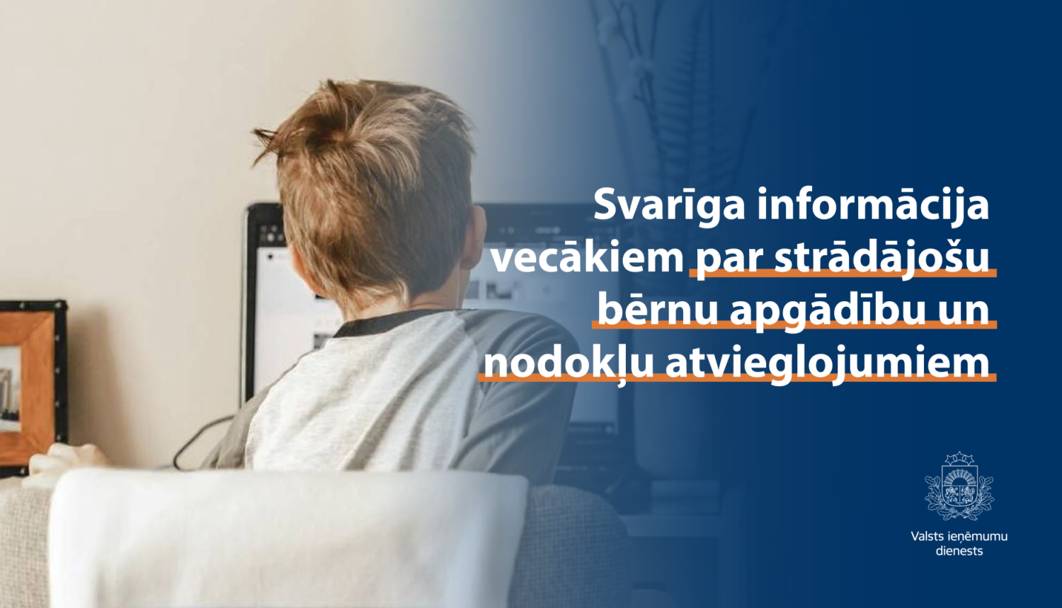 Ilustratīvs attēls: bērns sēž un skatās datorā