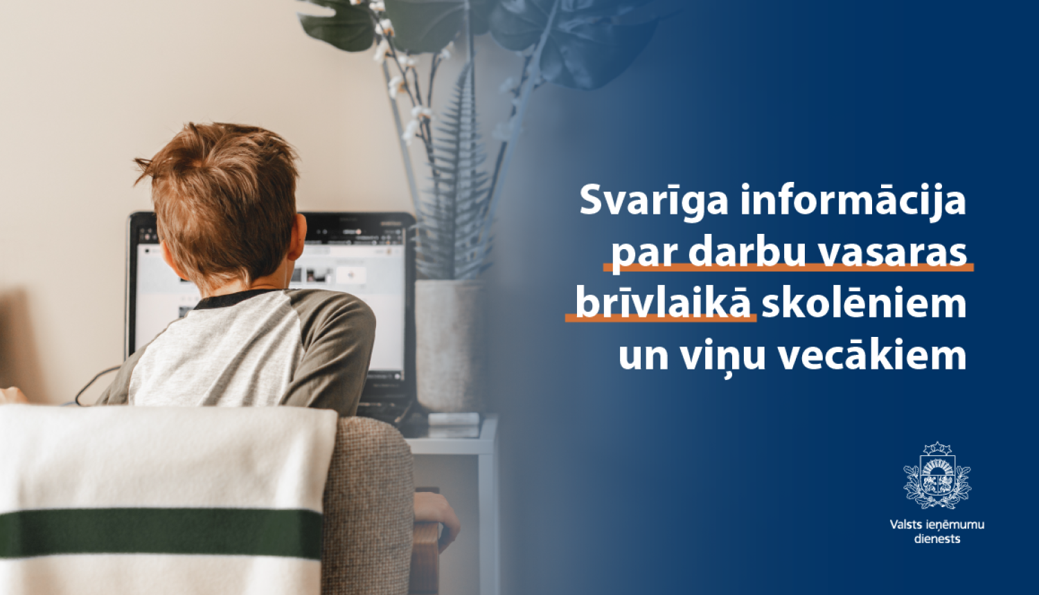 Ilustratīvs attēls: bērns sēž un skatās datorā