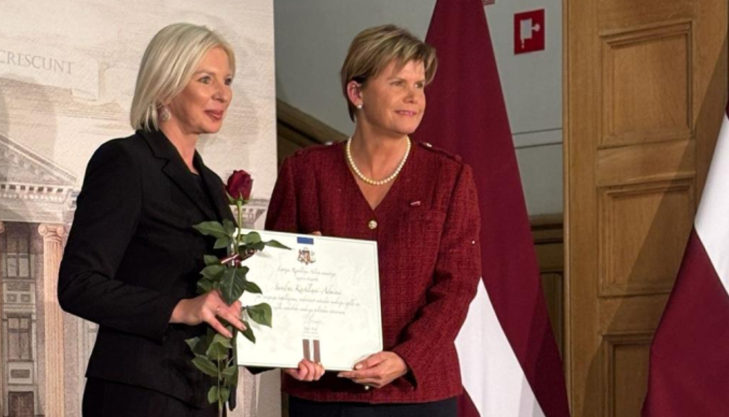 Attīstības un personāla pārvaldes direktore Sandra Kārkliņa- Ādmine saņem atzinību