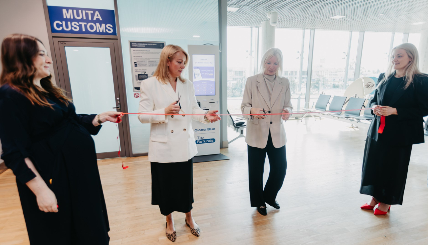 Pasākuma dalībnieces svinīgi atklāj pašapkalpošanās kiosku