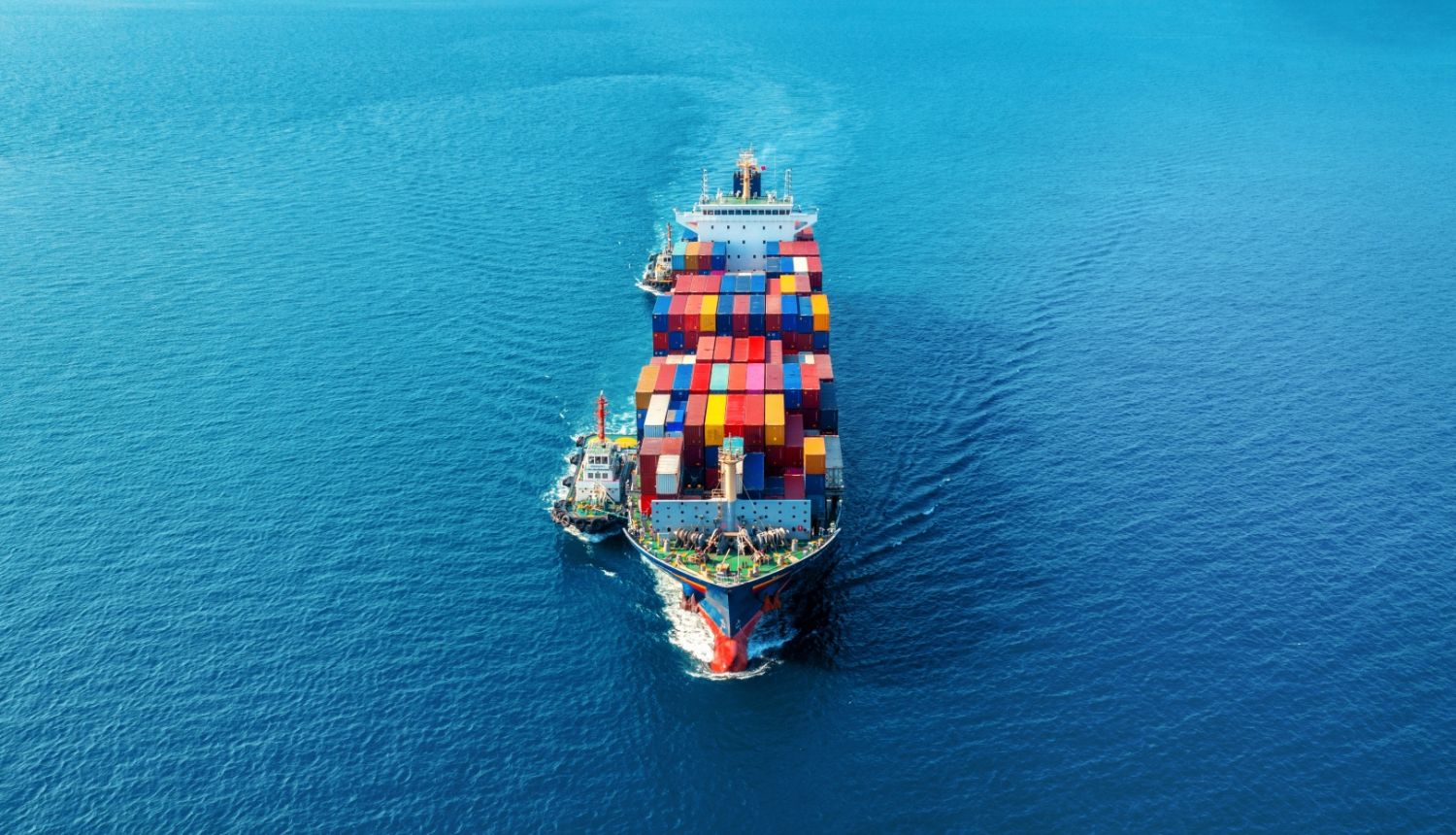 Kravas kuģis uz ūdens 