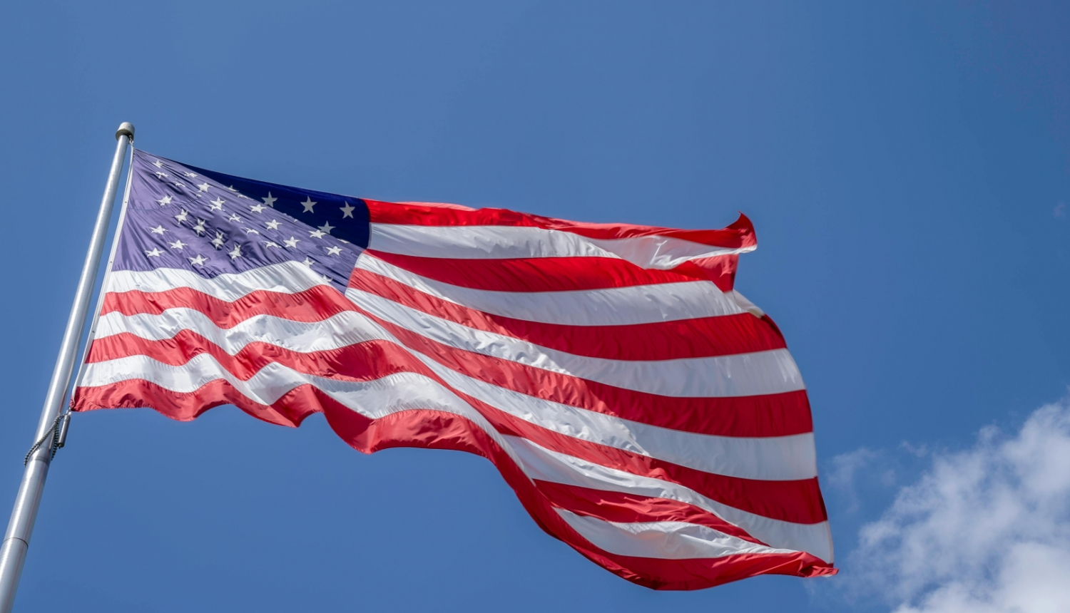 Plīvojošs Amerikas Savienoto valstu karogs
