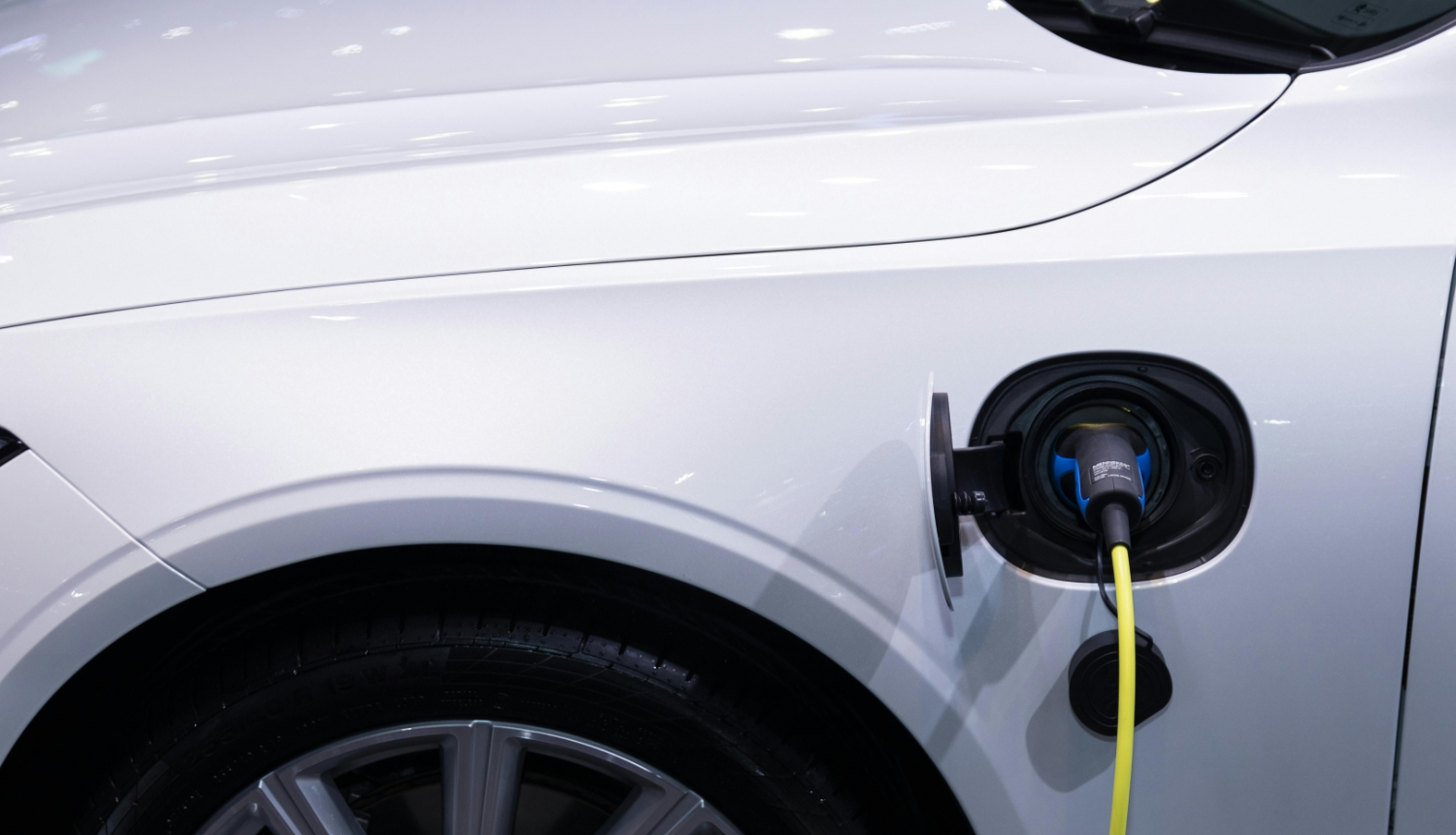 Balts auto uzlādes brīdī