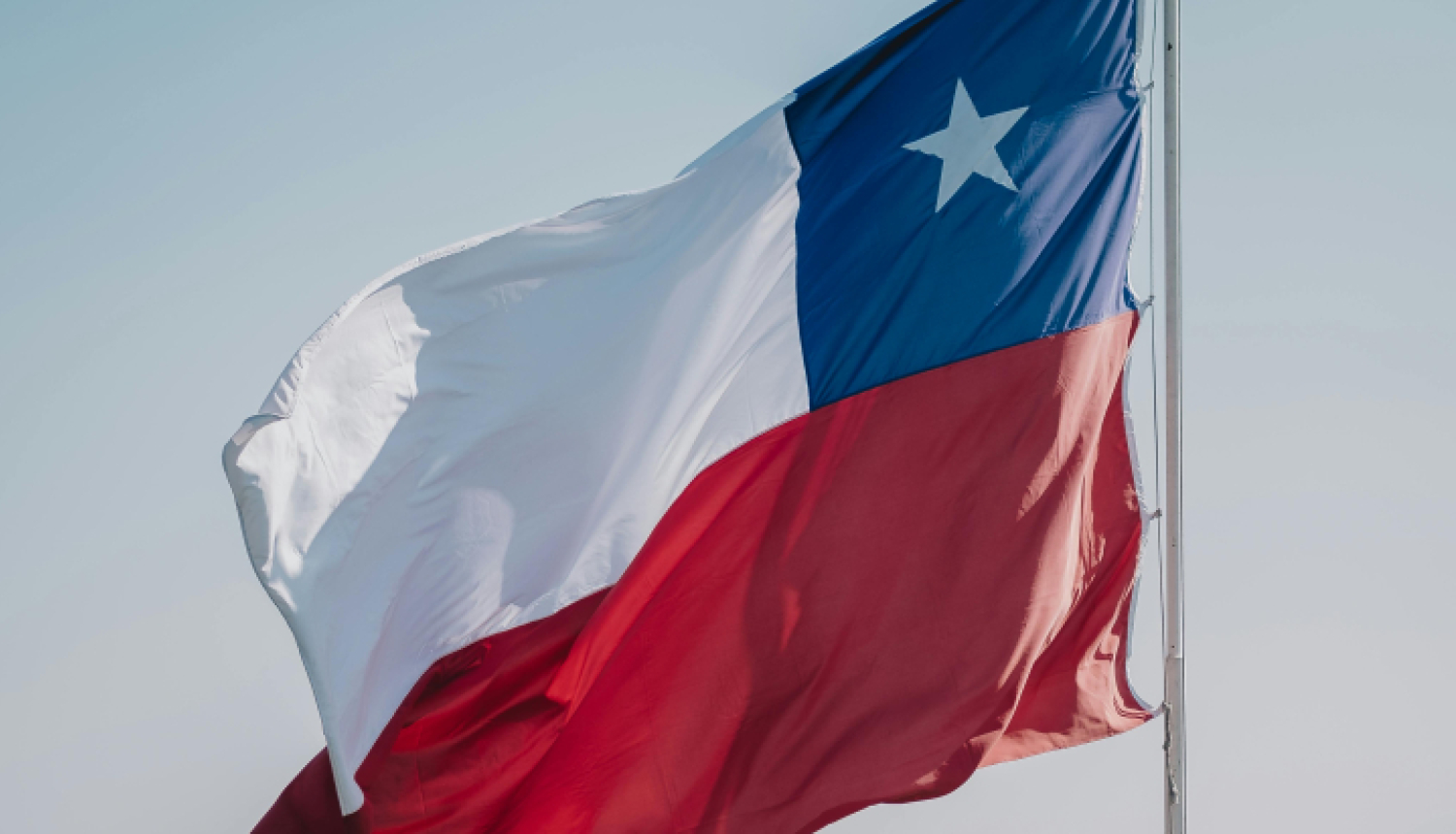 Čīles karogs plīvo mastā