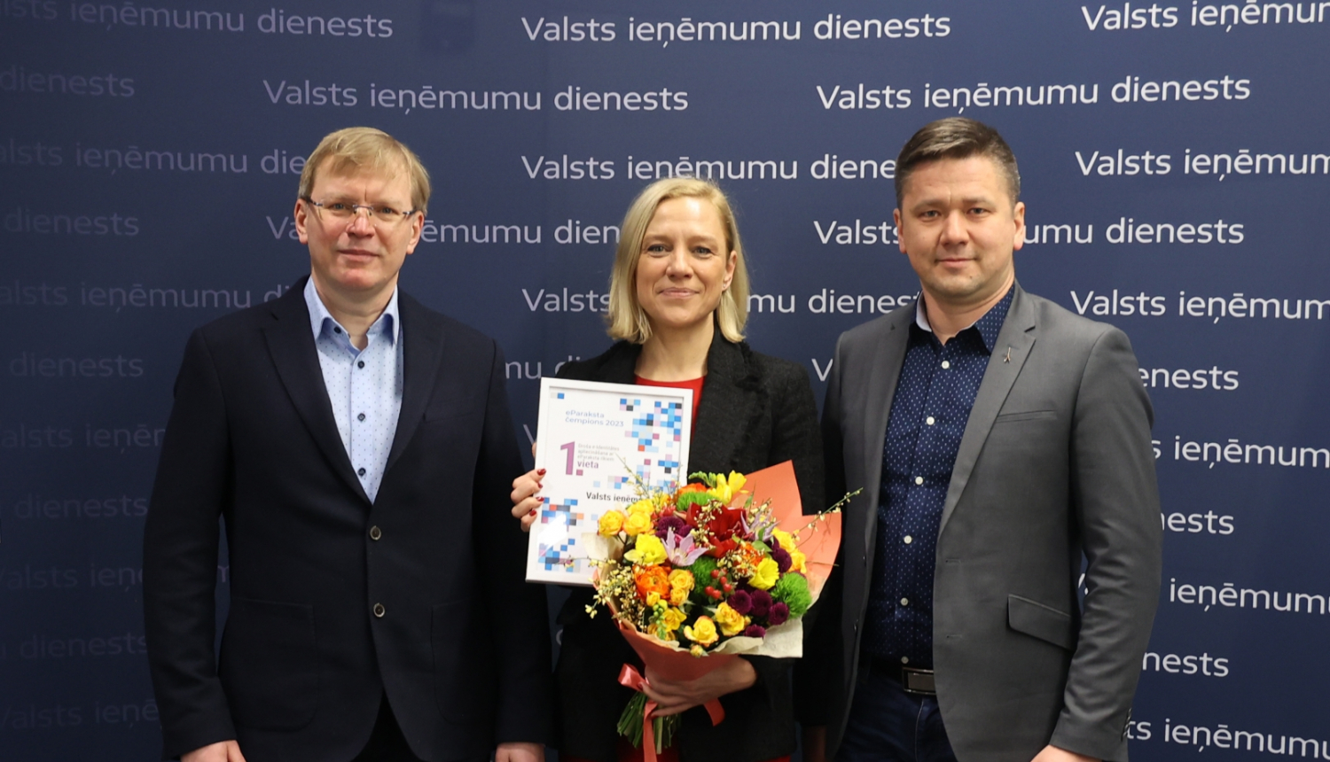 VID ģenerāldirektore saņemot apbalvojumu un LVRTC pārstāvji 