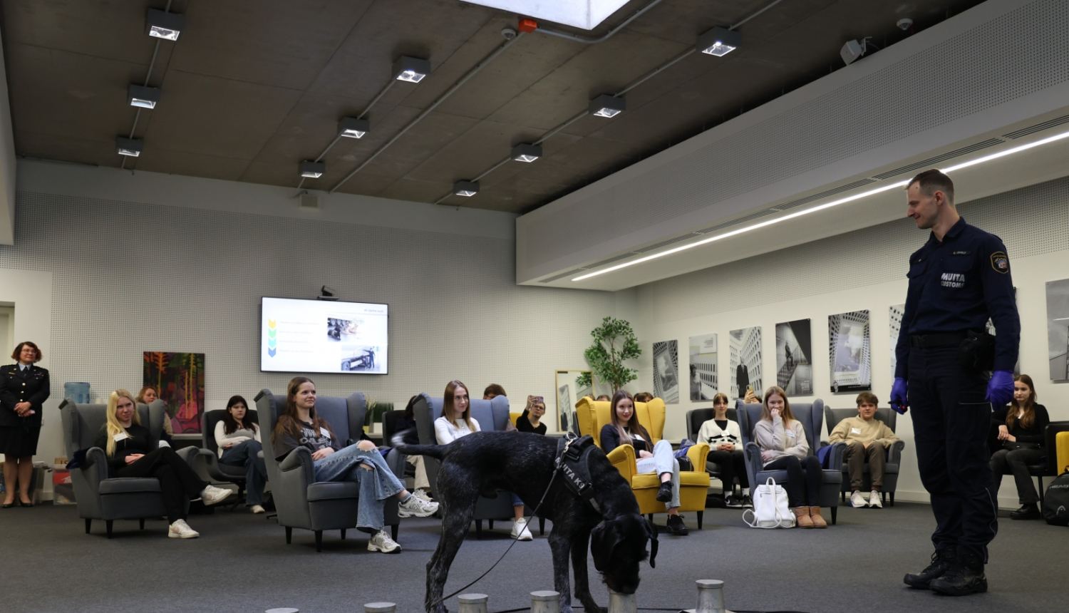 Kinologa paraugdemonstrējumi ēnu dienas dalībniekiem