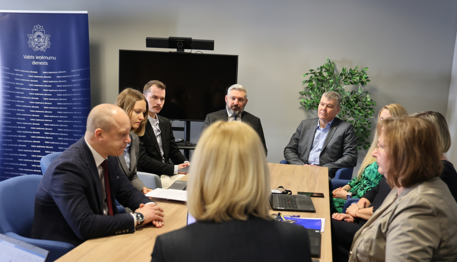 VID un biedrība “Drošības Nozares Kompāniju Asociācija” pārstāvji pie galda