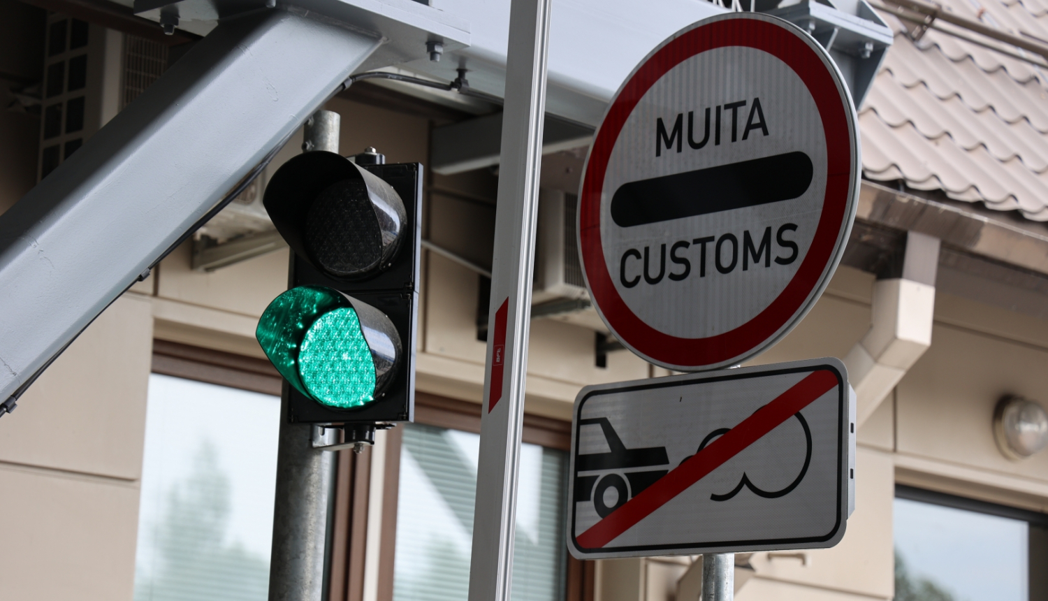 Luksaforā zaļā gaisma un ceļa zīmes "Muita", "Izslēgt dzinēju"