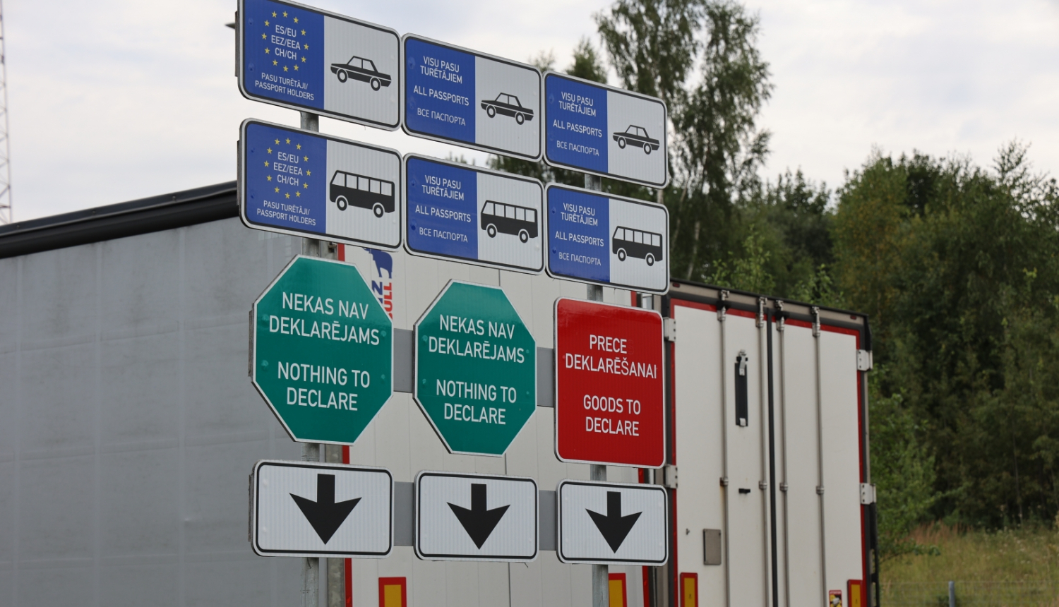 Ceļa zīmes muitas kontroles punktā