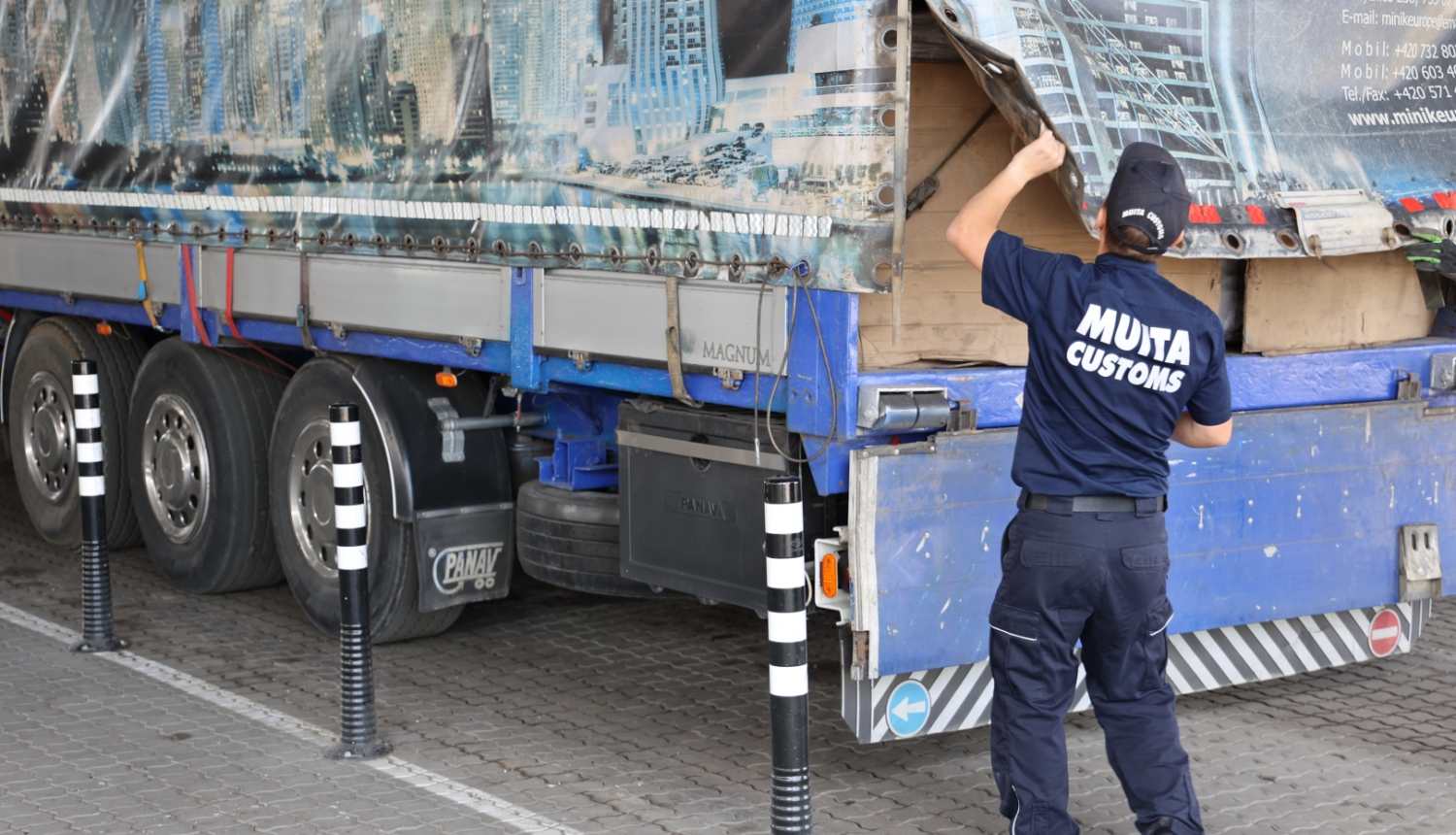 Muitas darbinieks veic kravas automabīļa kontroli