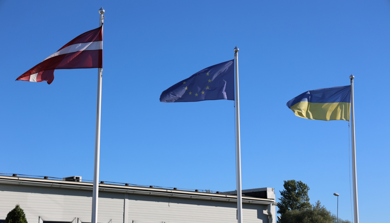 Trīs karogi plīvo mastos