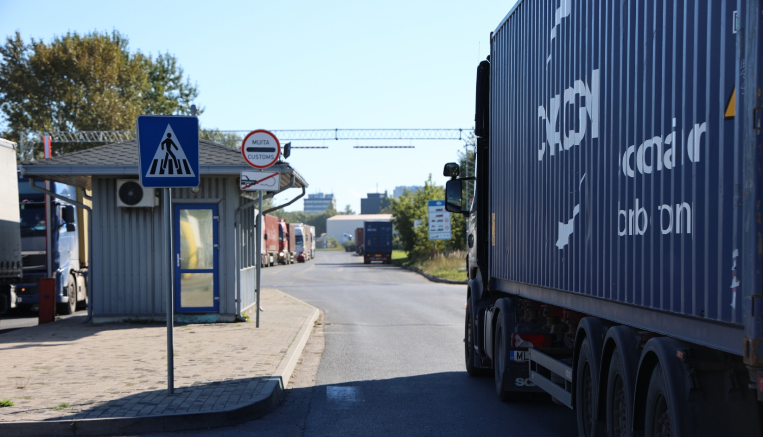 Izbraukšana no Rīgas brīvostas MKP, kreisajā pusē kravasautomašīnas sāns