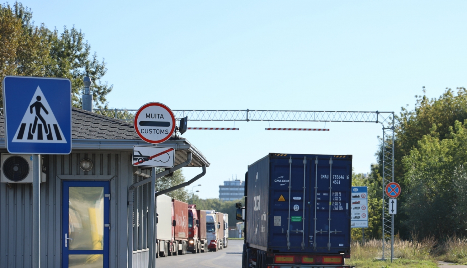 Kravas automašīnas muitas zonā