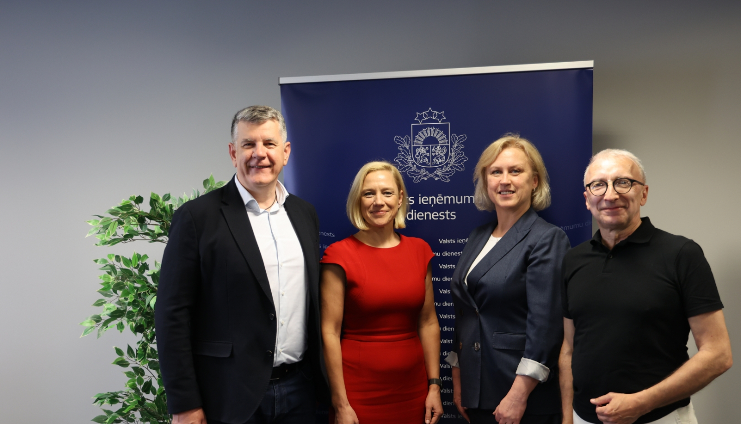 VID un Latvijas Tirgotāju Asociācijas vadības kopīgais foto 