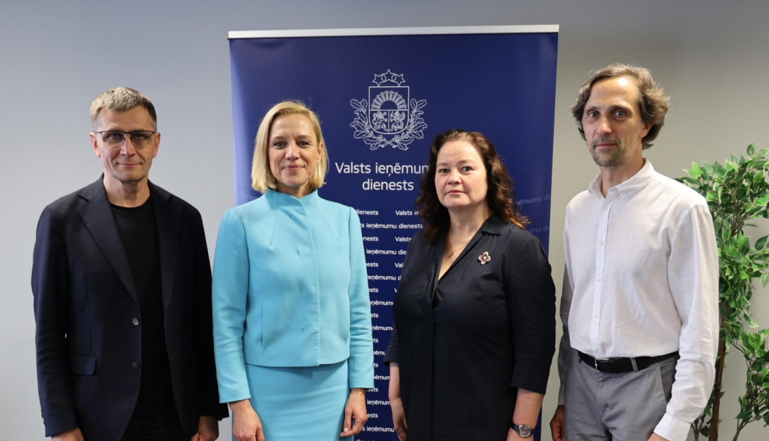 VID un Latvijas Ēdinātāju apvienības vadības kopīgais foto 