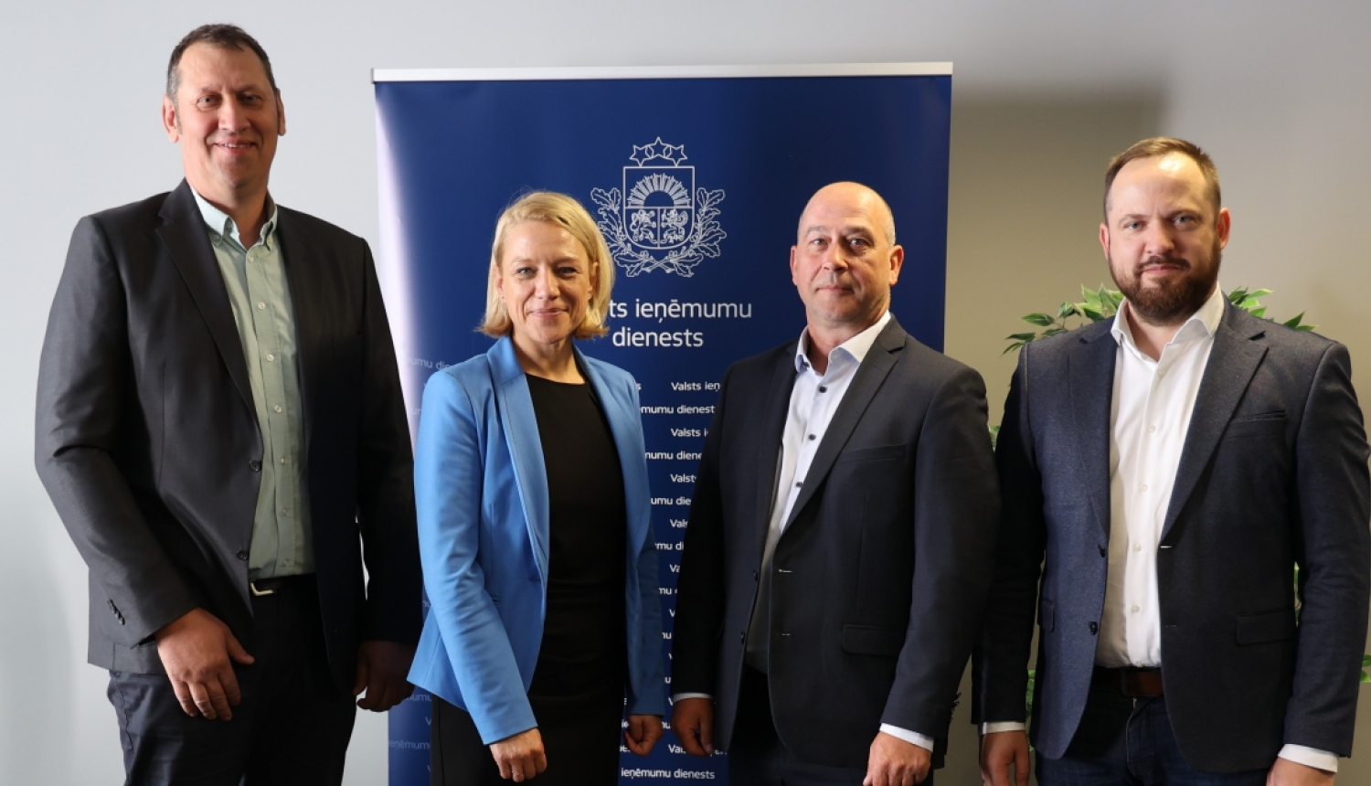 •	Kopīgs ģenerāldirektores Baiba Šmite-Roķes lauksaimnieku biedrības “Zemnieku saeima” foto pēc sadarbības vienošanās parakstīšanas