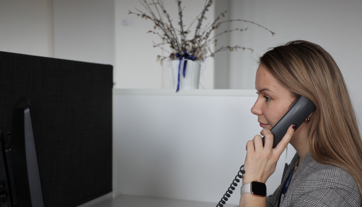 Sieviete ar telefona klausuli