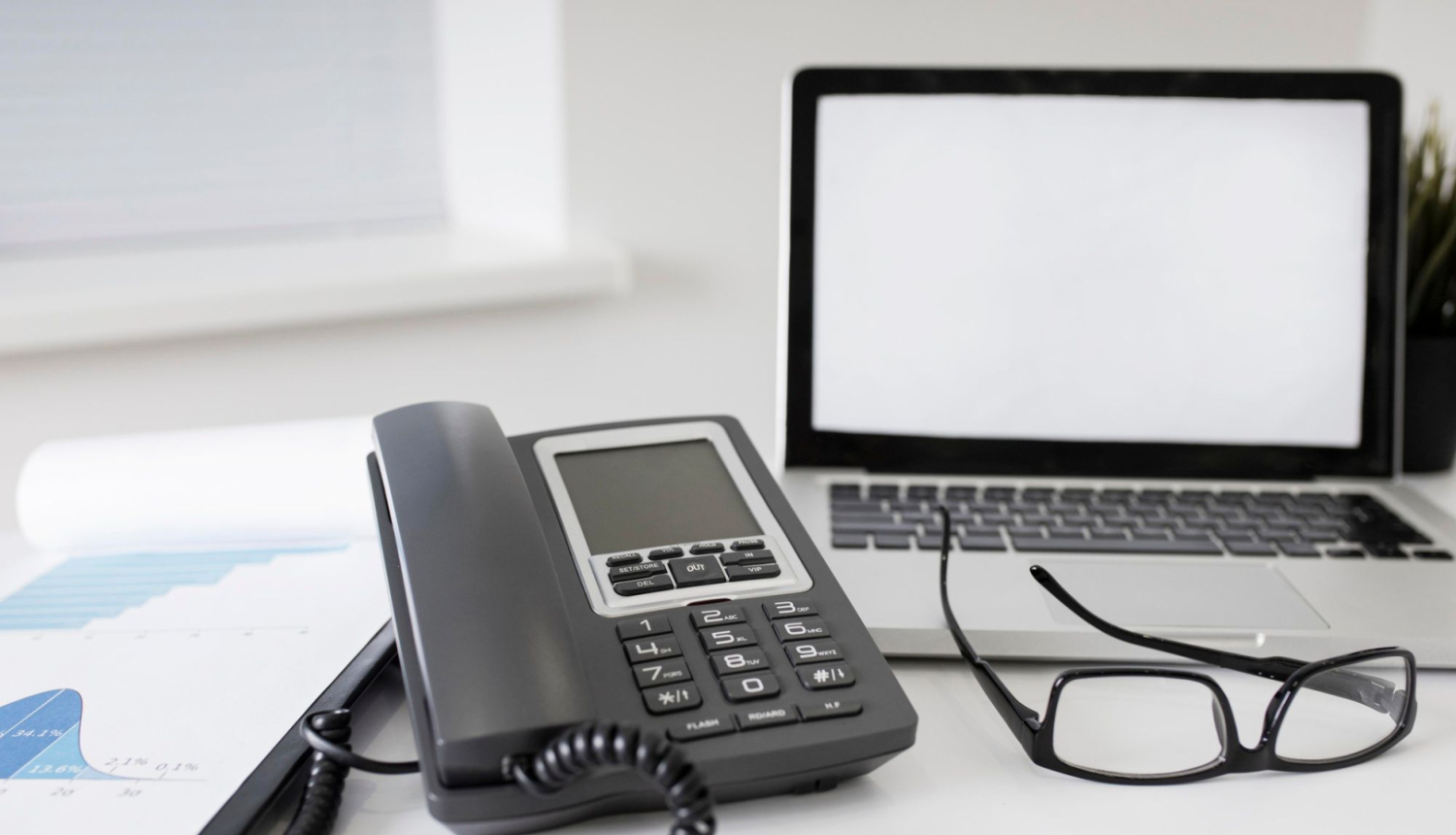 Galds ar datoru, telefonu un brillēm