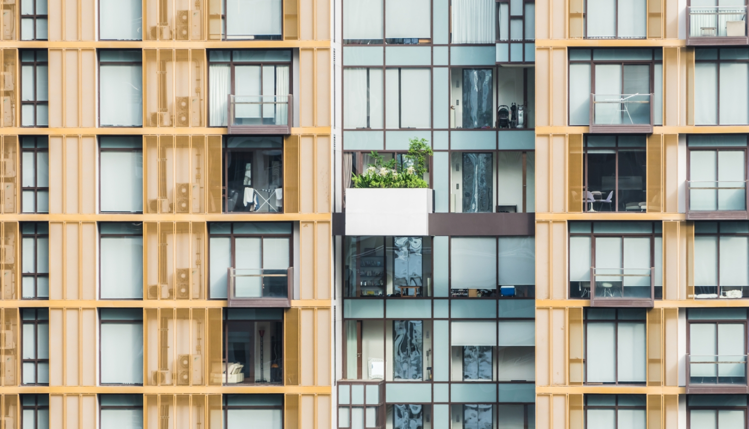 Daudzdzīvokļu mājas fasāde