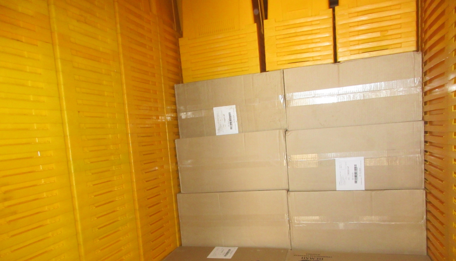 Kartona kastes un plastmasas veļas grozi vilciena vagonā 