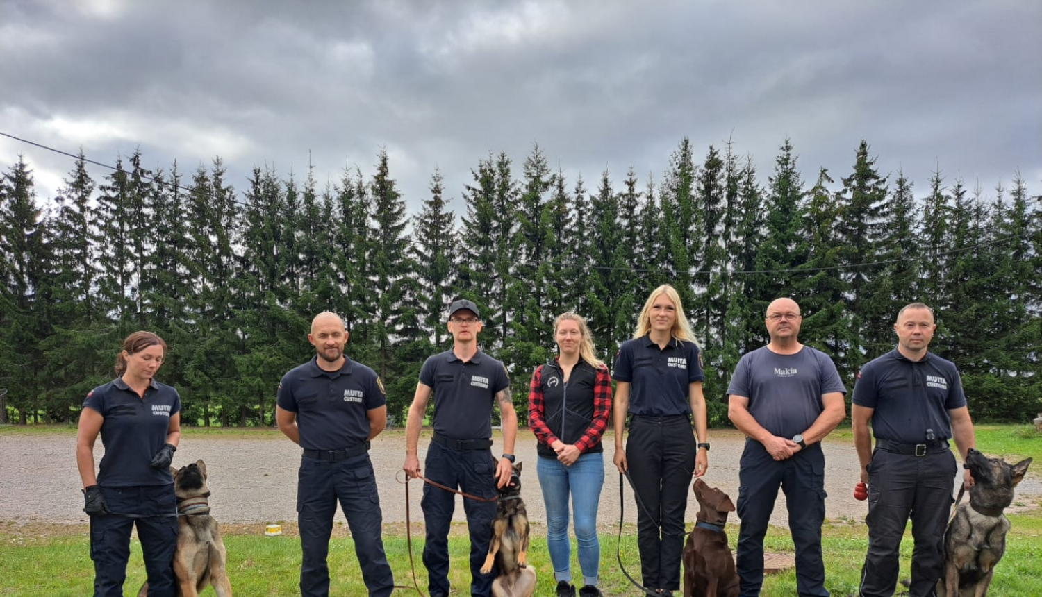 Latvijas muitas kinologi ar pasniedzēju mācību vizītē Somijā