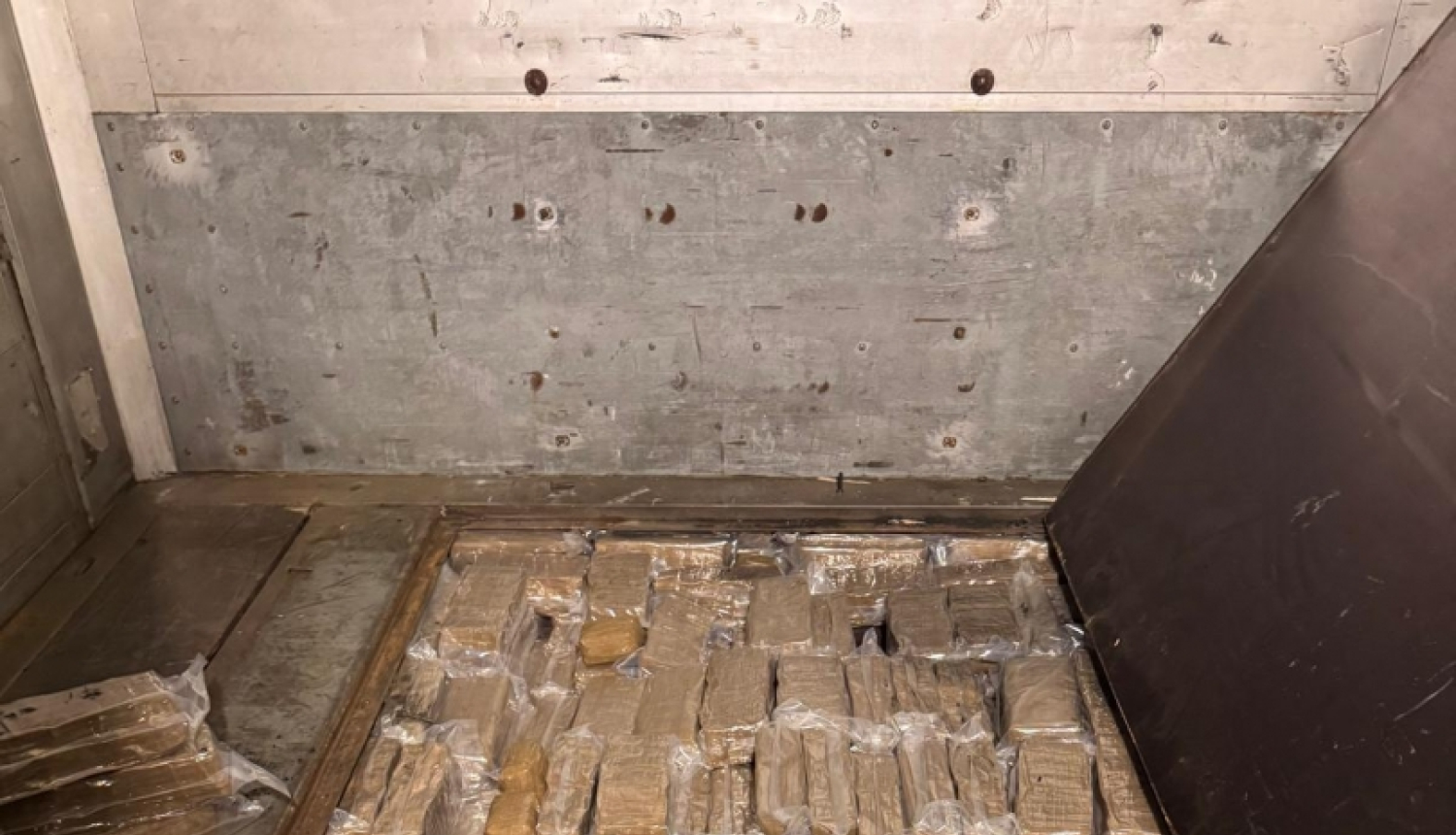 daudz plēvē satīti hašiša iepakojumi kravas auto nodalījumā 