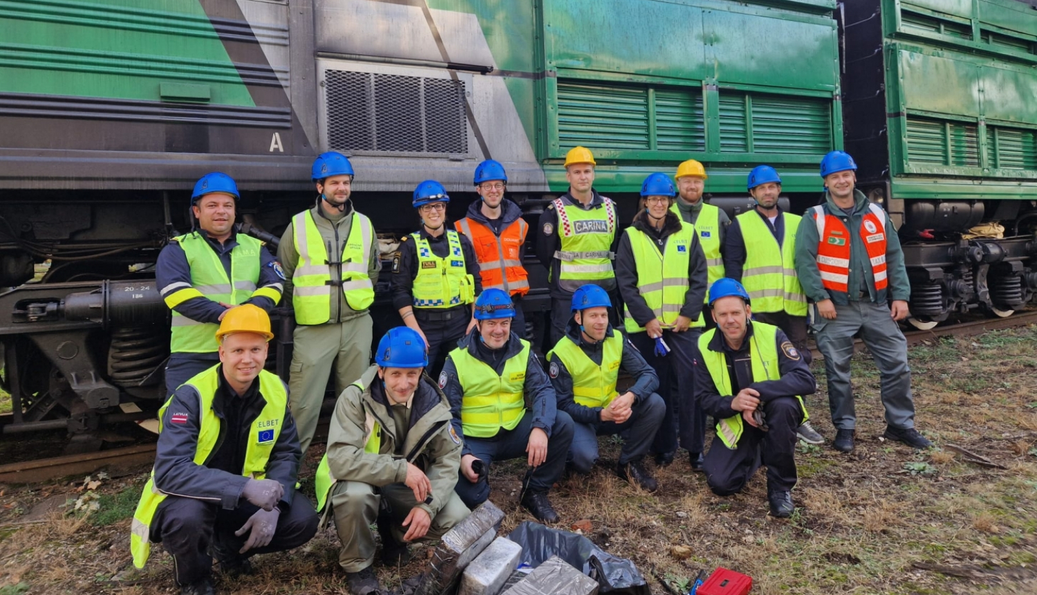 Muitas amatpersonu kopbilde pie kravas vilciena