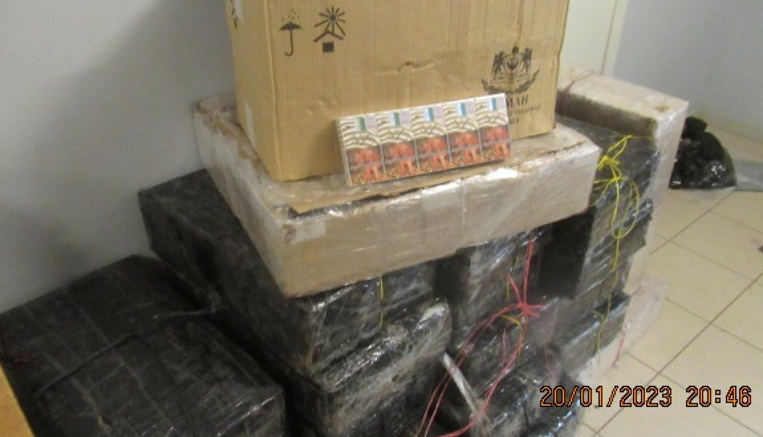 Vairāki kontrabandas cigarešu saiņi un paciņas 