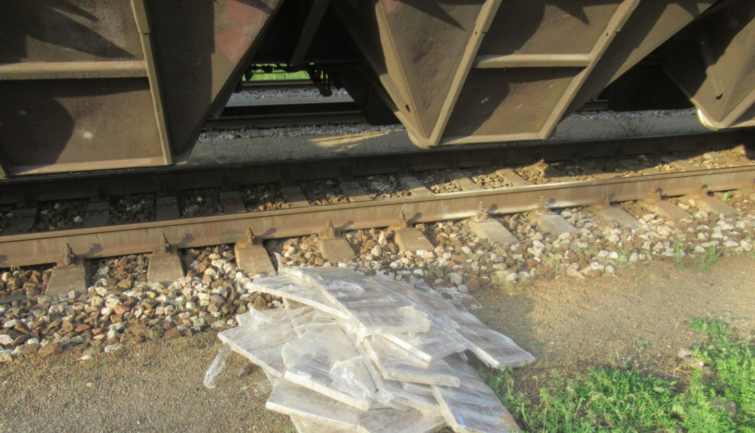 Polietilēna iepakojumi ar cigaretēm uz sliedēm