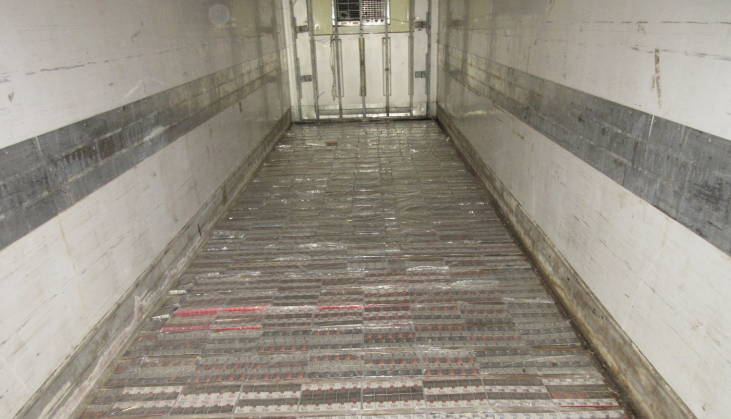 Puspiekabes grīdā izveidotā slēptuvē atrodas 170 tūkstoši kontrabandas cigarešu.