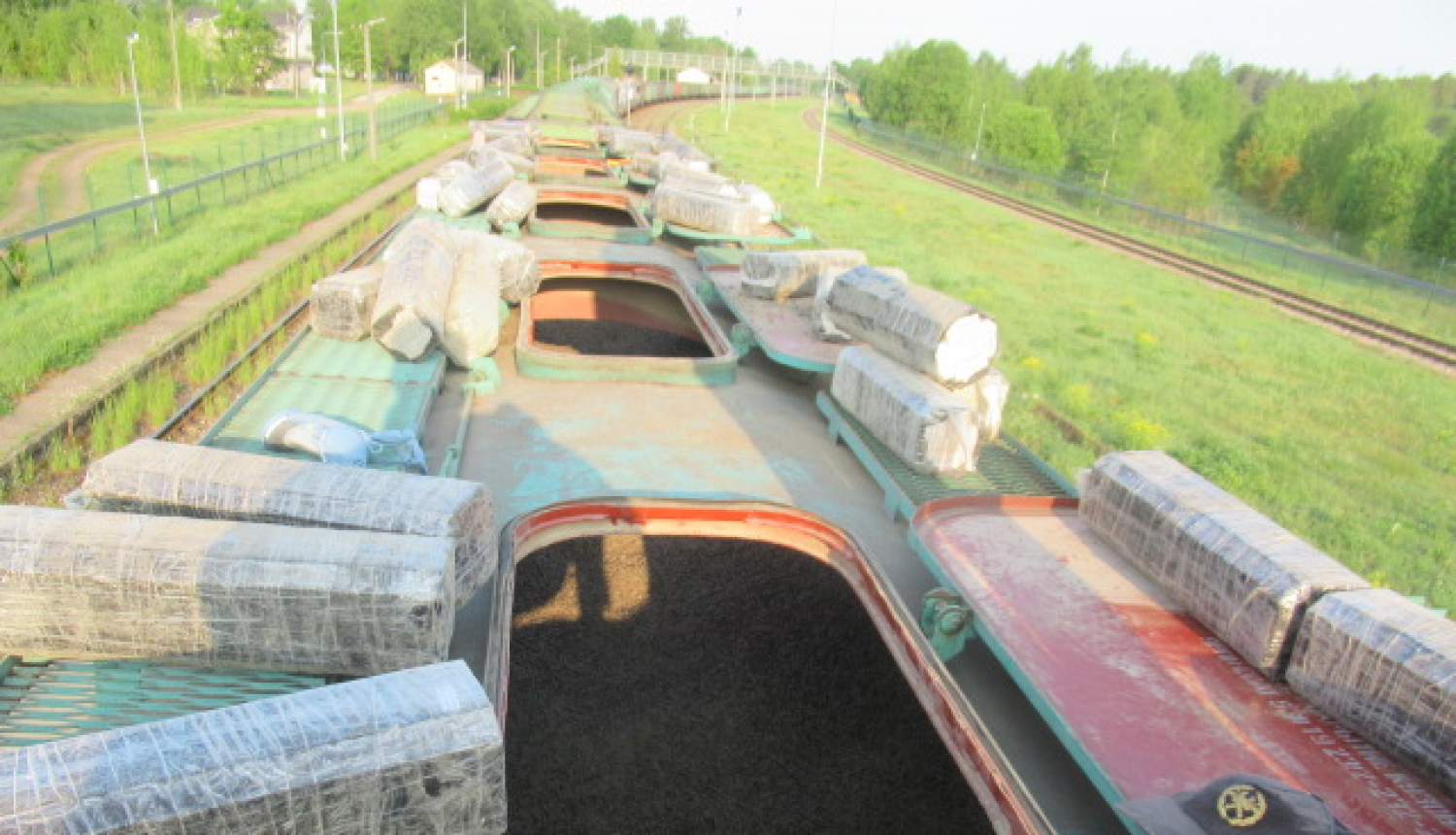 Polietilēnā ietītas cigaretes uz vagonu jumtiem