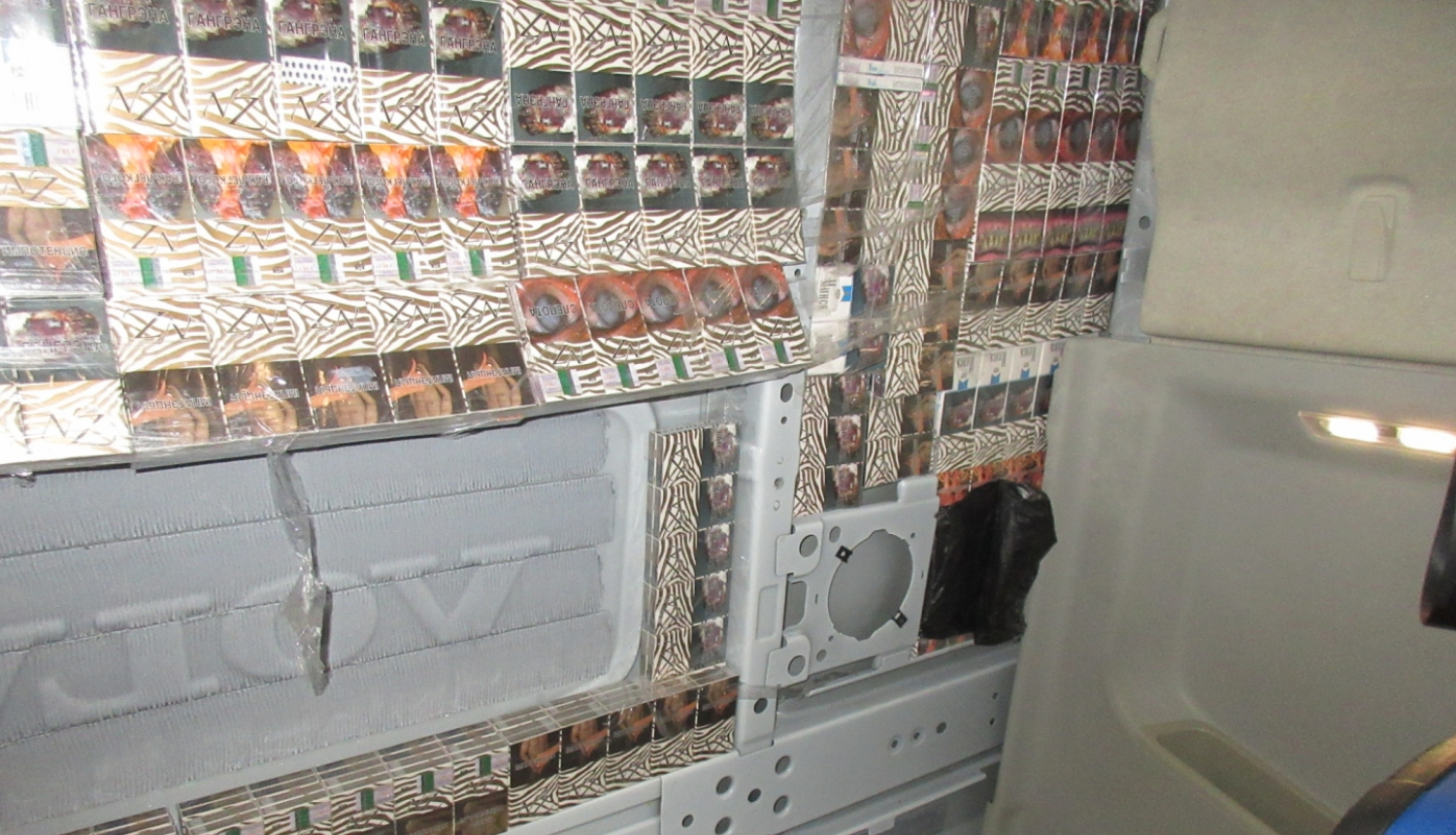 Kravas automašīnas “Volvo” sienā izveidots slēpnis ar kontrabandas cigaretēm