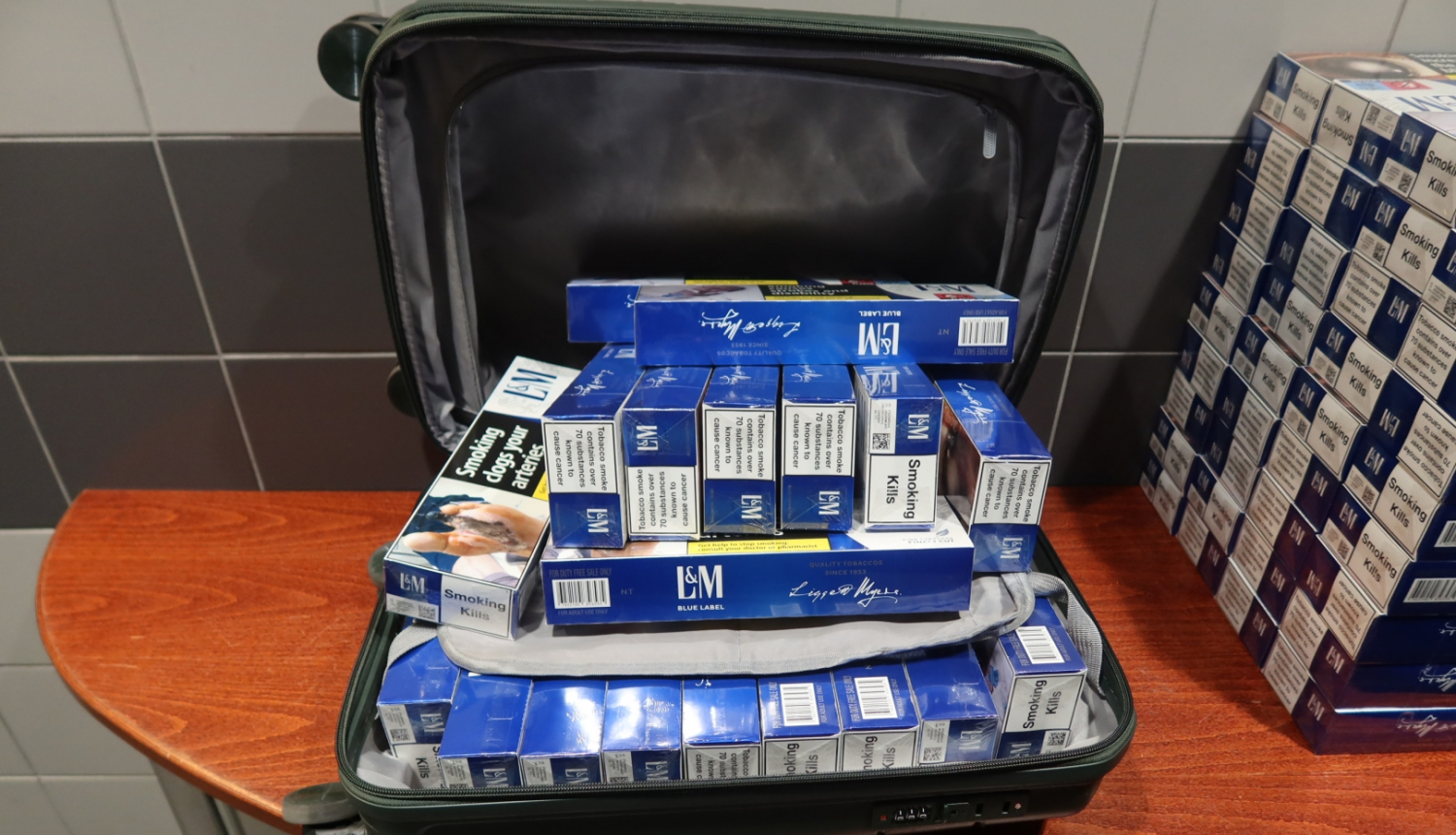 Kontrabandas cigarešu bloki atvērtā koferī 