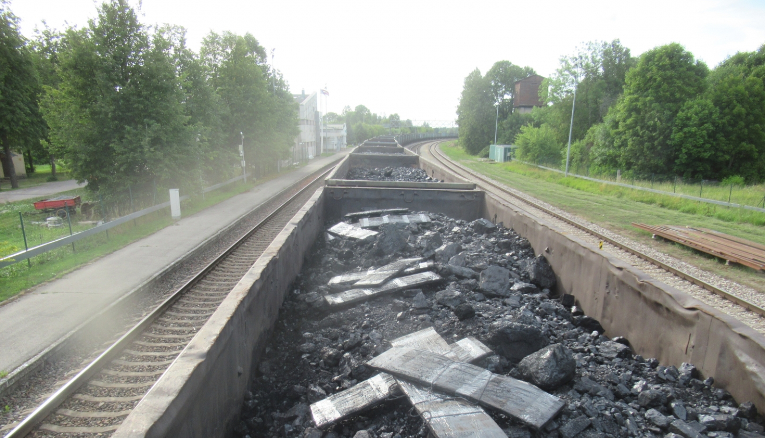 Plēvē ietītas cigaretes vagonos ogļu kravā 