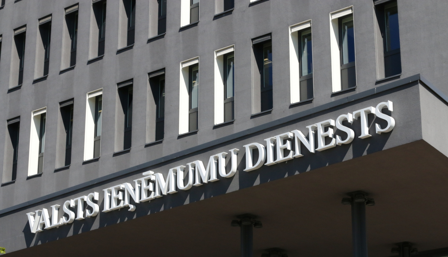 VID ēkas ieejas fasāde