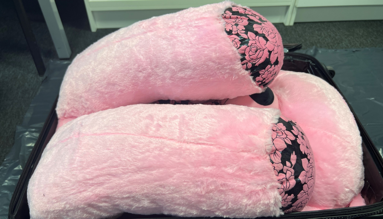 Koferī mīkstā rotaļlieta – rozā lācis 