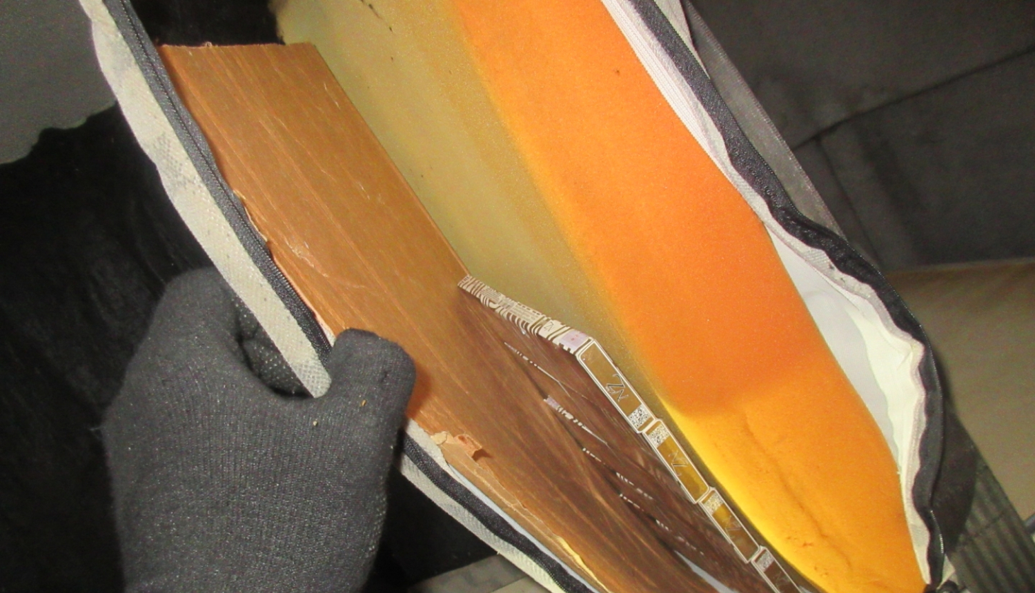 Kravas transportlīdzekļa vadītāja guļvietā paslēptas kontrabandas cigaretes