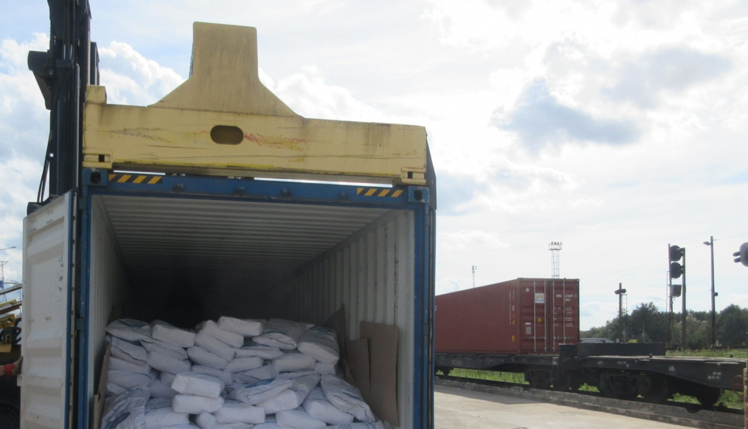 Sausā piena maisi kravas furgonā