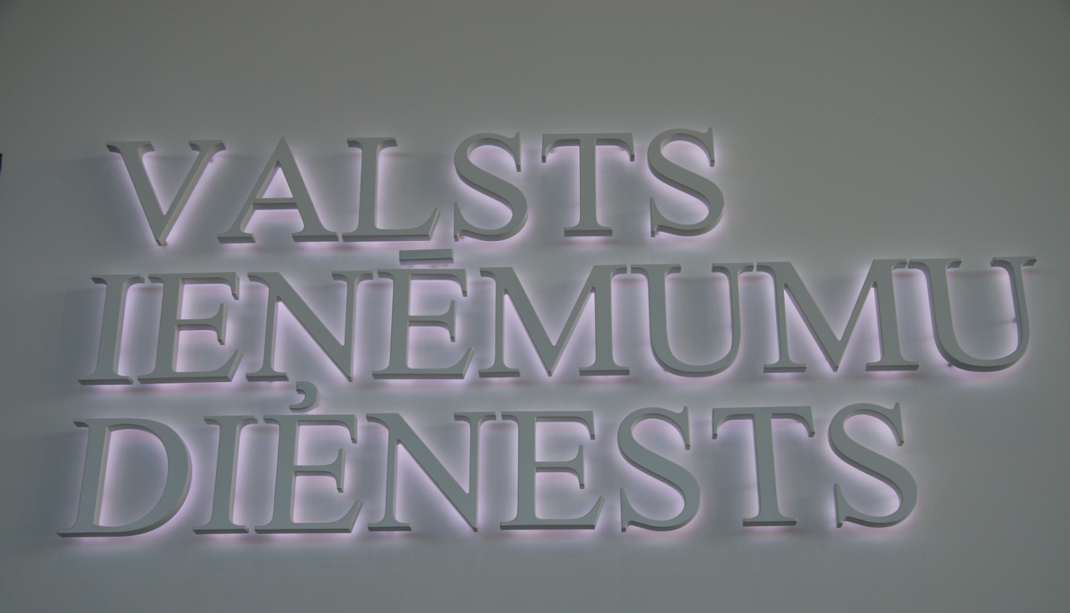 Uzraksts uz sienas "Valsts ieņēmumu dienests"