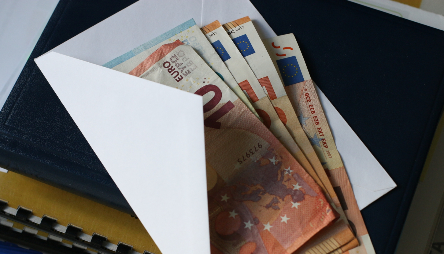 Naudas banknotes aploksnē