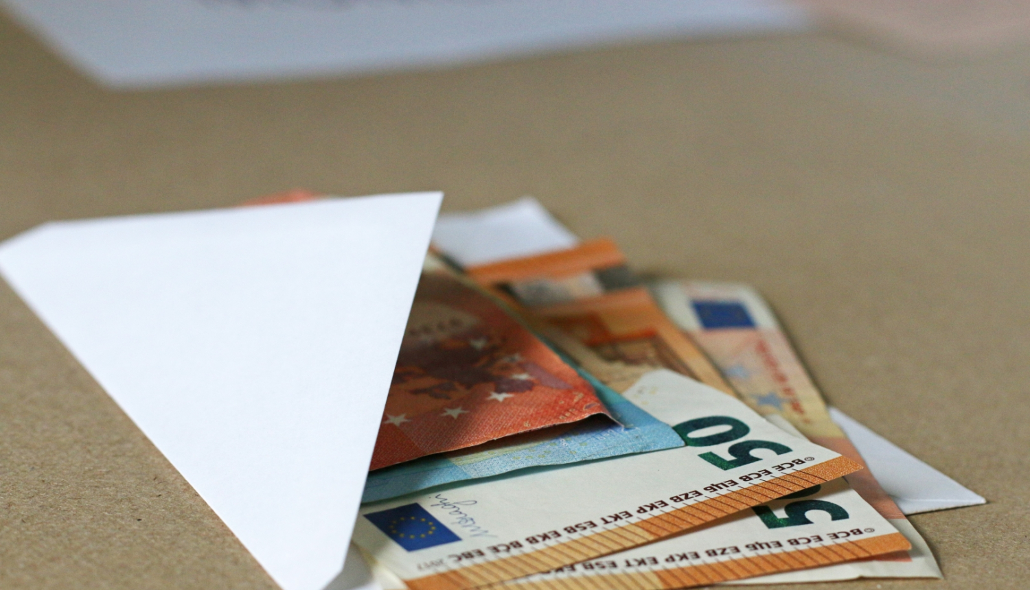 Aploksnē ievietotas naudas banknotes