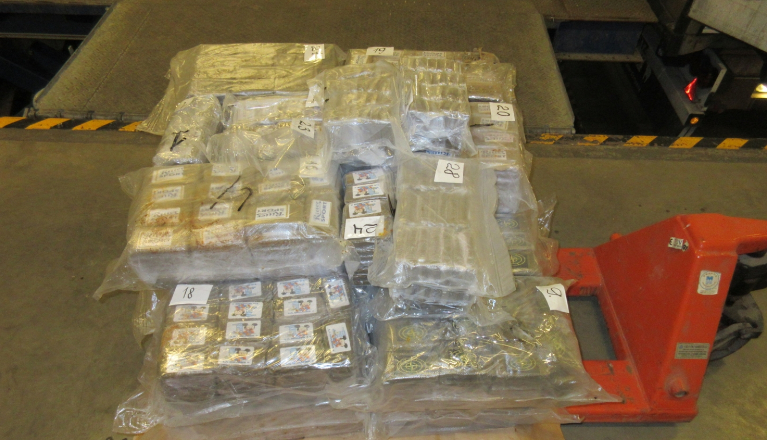 Vairāki kaudzē sakrauti iepakojumi ar narkotiskajām vielām 