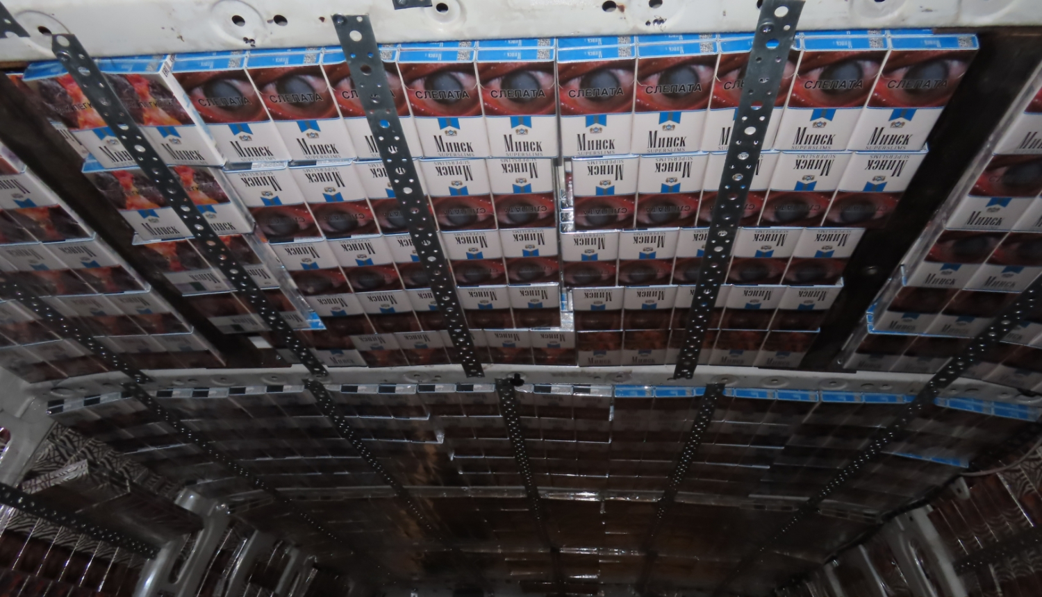 Mikroautobusa jumta konstrukcijā paslēptas kontrabandas cigaretes