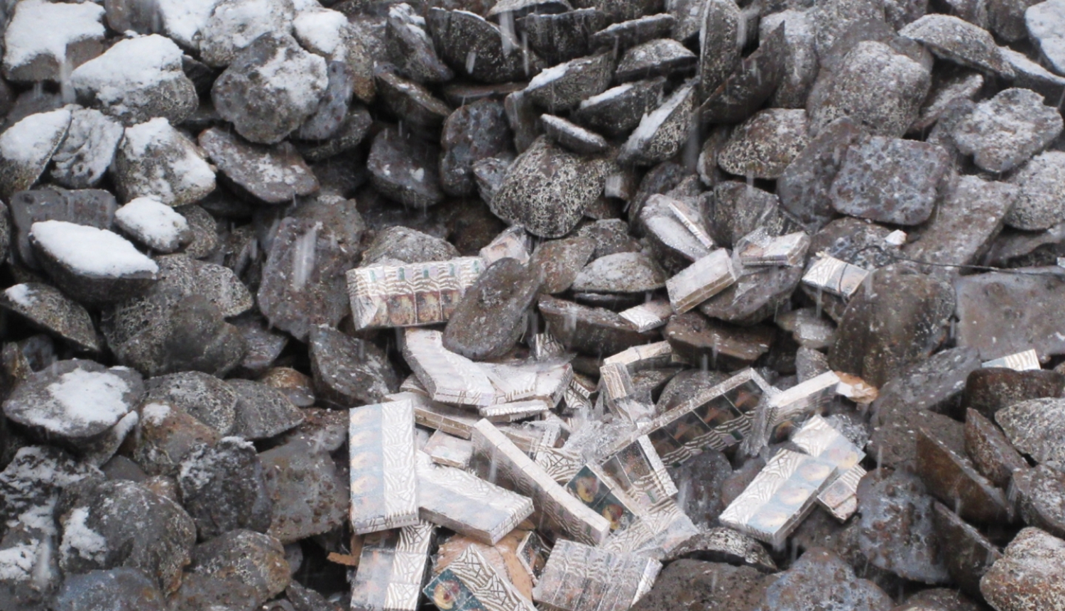 Čuguna gabalos ieraktas daudz cigarešu paciņas