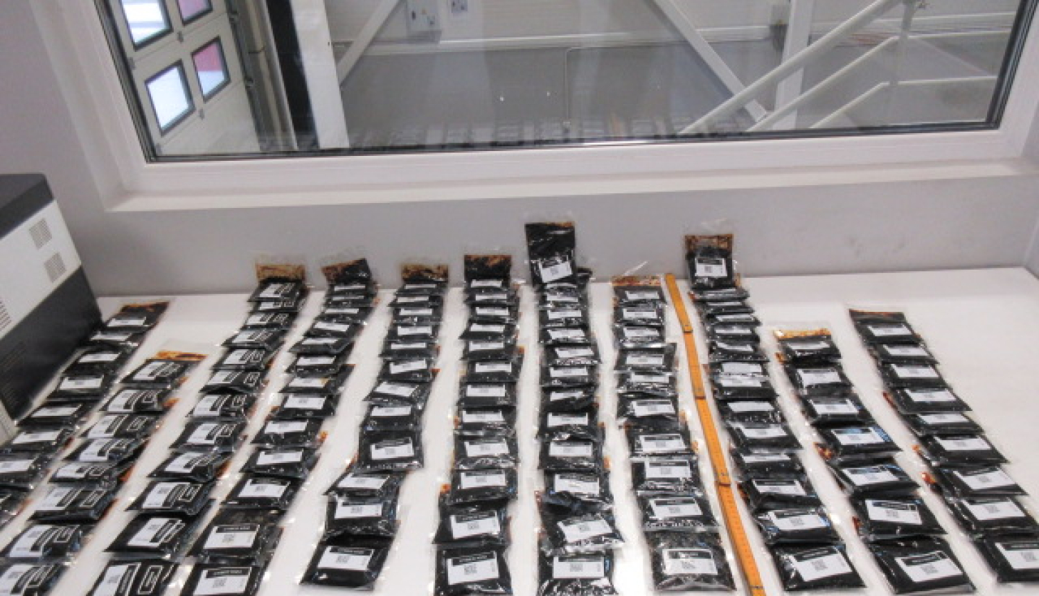 Ūdenspīpju tabakas iepakojumi uz galda 