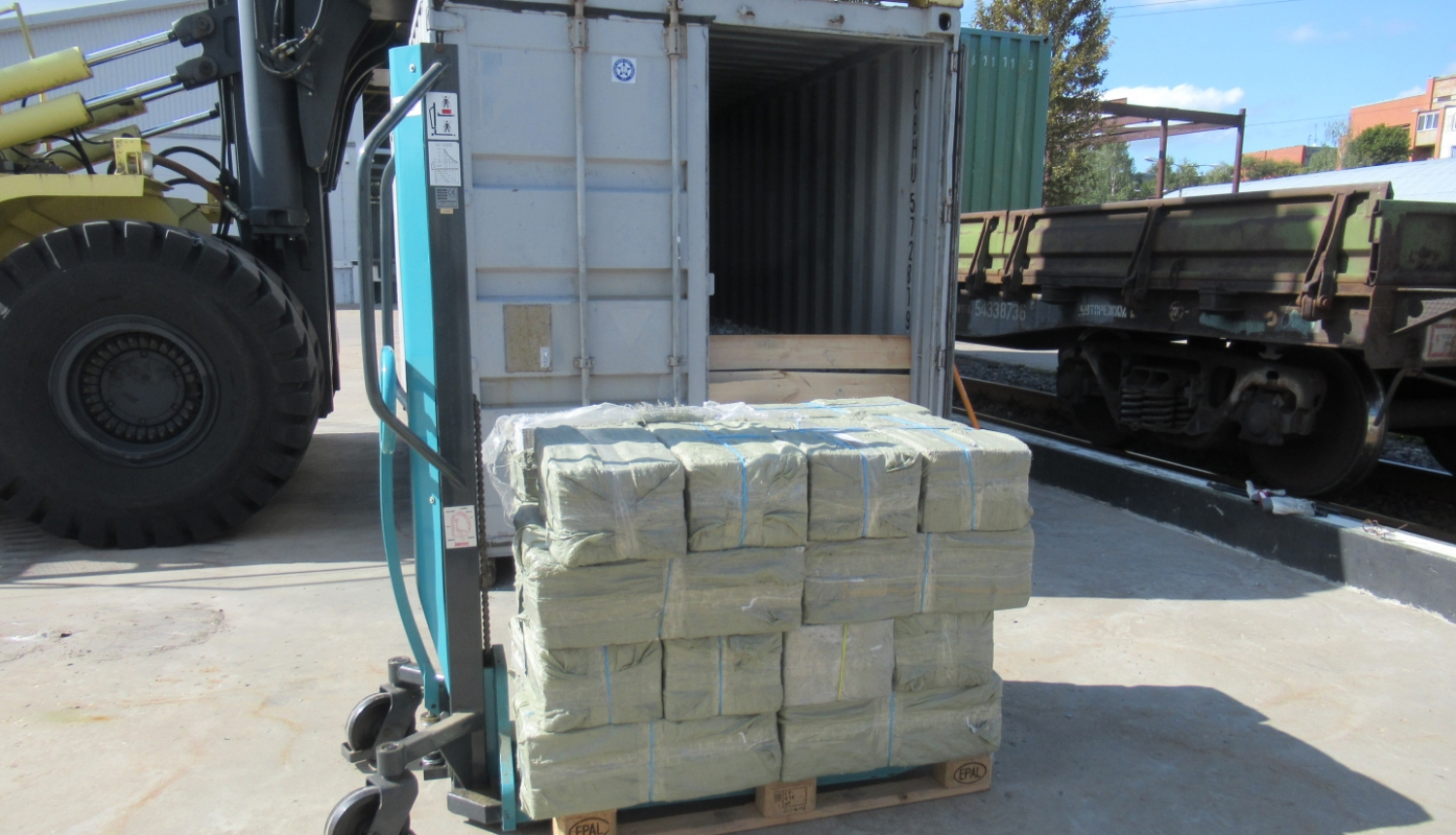 No konteinera izņemts lieli iepakojumi ar kontrabandas cigaretēm